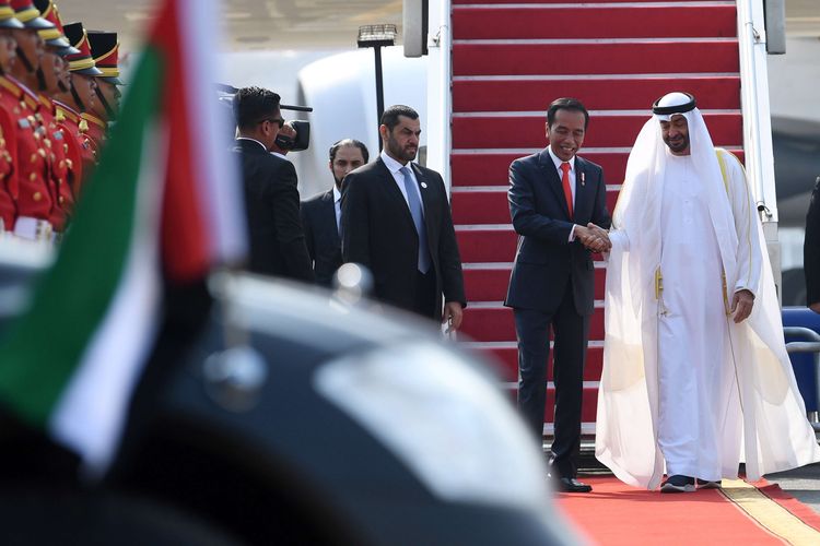 Presiden Joko Widodo (kedua kanan) menyambut Putra Mahkota Abu Dhabi/Wakil Panglima Tertinggi Angkatan Bersenjata Persatuan Emirat Arab Sheikh Mohamed Bin Zayed Al Nahyan (kanan) saat kunjungan kenegaraan di Bandara Soekarno Hatta, Tangerang, Banten, Rabu (24/7/2019).
