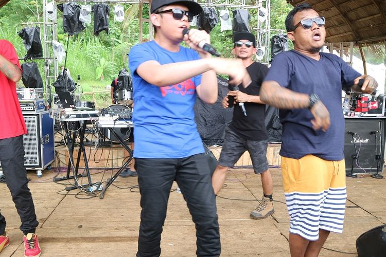 Jogja Hio Hop Foundation tampil di Kulon Progo  Festival 2017 yang digelar di Bendung Khayangan, Kulon Progo, Sabtu (25/11/2017).