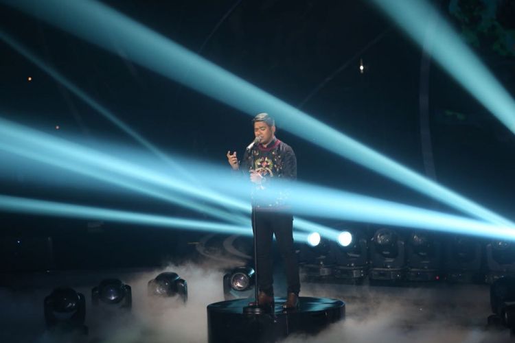 Abdul menyanyikan lagu Fix You milik Coldplay di grand final Indonesian Idol 2018, di Ecovention Ancol, Jakarta Utara, Senin (16/4/2018).