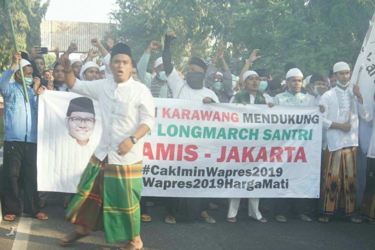 Rombongan long march laskar santri Cak Imin for Wapres tiba di Karawang, Sabtu (28/7/2018).
