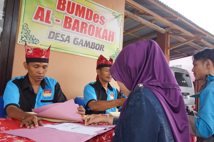 Warga Desa Gambor sedang mengajukan pinjaman untuk hajatan di Bumdes Al Barokah Desa Gambor Kecamatan Singojuruh Kabupaten Banyuwangi. 