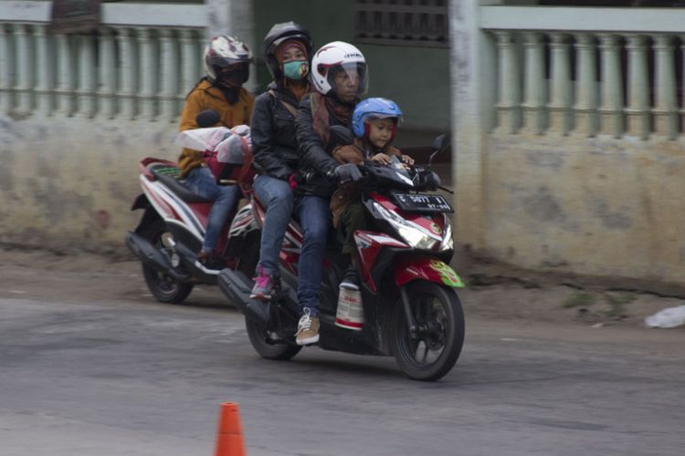 Pemudik motor mulai padati jalur Kalimalang menuju Bekasi, Kamis (22/6/2017)