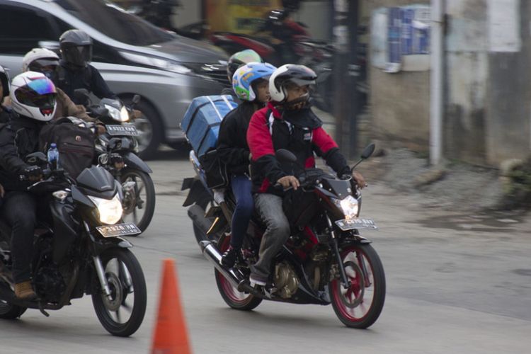 Pemudik motor melewati jalur Kalimalang menuju Bekasi, Kamis (22/6/2017)