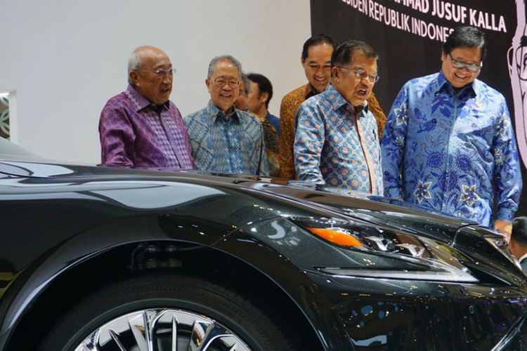 Wakil PResiden Republik Indonesia, H.M Jusuf Kalla mengunjungi booth Lexus
 di GIIAS 2017