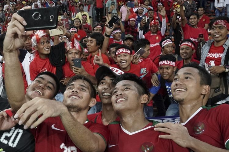 Pemain Timnas U-22 berfoto dengan suporter setelah mengalahkan Filipina pada babak penyisihan Grup B SEA Games XXIX di Stadion Shah Alam, Selangor, Malaysia, Kamis (17/8/2017). Indonesia menang atas Filipina dengan skor 3-0. 