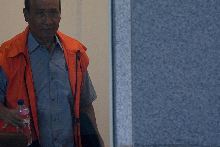 Terpidana kasus korupsi KTP Elektronik Sugiharto menaiki tangga menuju ruang pemeriksaan di gedung KPK, Jakarta, Selasa (10/10). Sugiharto diperiksa sebagai saksi dalam kasus korupsi KTP Elektronik dengan tersangka Direktur Utama PT Quadra Solution Anang Sugiana Sudihardjo. ANTARA FOTO/Sigid Kurniawan/kye/17.