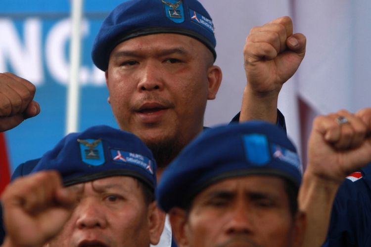Suasana pelantikan ketua dan pengurus DPD Partai Demokrat Kalimantan Barat yang dilantik oleh Sekretaris Jenderal Partai Demokrat Hinca IP Pandjaitan XIII di Stadion Kridasan, Singkawang, Kalimantan Barat (17/9/2017).