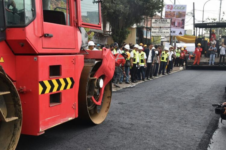 Uji coba sampah plastik sebagai bahan campuran aspal.