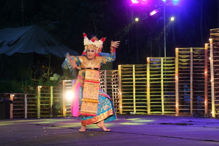 Sebuah tarian dari Bali ditampilkan sebagai rangkaian tari pembuka pada perhelatan Kulon Progo Festival (KulFest 2017) yang digelar di Bendung Khayangan, Kulon Progo, Daerah Istimewa Yogyakarta, Jumat (24/11/2017).