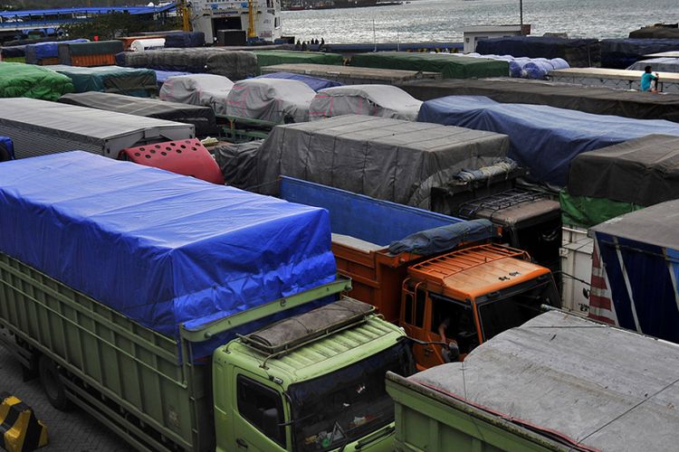 Ratusan kendaraan yang akan menyebrang ke Sumatera antre memadati Dermaga Pelabuhan Merak sebelum masuk kapal ferry di Merak, Cilegon, Banten, Sabtu (2/12/2017). Meski dampak siklon tropis Dahlia belum sepenuhnya normal, otoritas Syahbandar dan PT ASDP Merak secara bertahap membuka kembali layanan penyeberangan dengan mengoperasikan 22 kapal ferry ukuran besar di atas 15 ribu GT untuk mengurai kemacetan kendaraan yang sempat mencapai 6 kilometer hingga KM-96 ruas tol Tangerang-Merak.