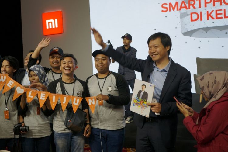CEO Xiaomi, Lei Jun berforo bersama Mi Fans di Indonesia, usai peluncuran Redmi 5A di Jakarta, Rabu (20/12/2017).