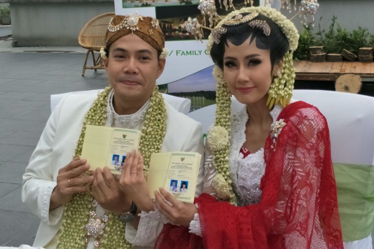 Ardina Rasti dan Arie Dwi Andika usai melangsungkan akad nikah di The Lodge Hotel Jagorawi, Gunung Putri, Jawa Barat, Sabtu (20/1/2018).