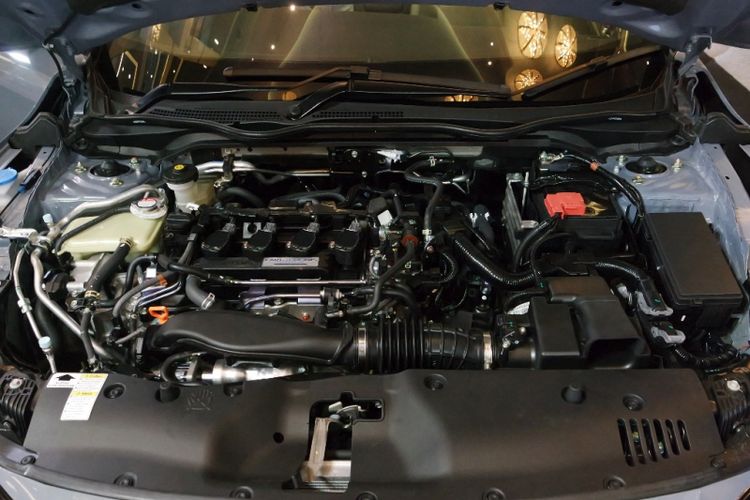 Mesin 4-silinder 1.5L turbo pada Honda Civic Turbo.