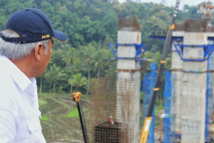 Menteri PUPR Basuki Hadimuljono memantau pekerjaan konstruksi Jembatan Kenteng pada Tol Salatiga-Kartasura.