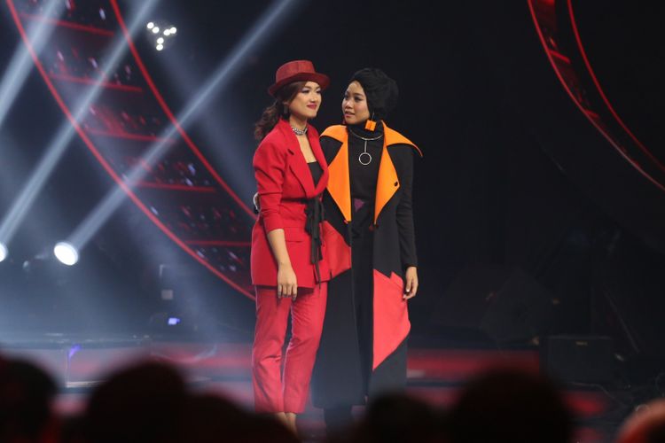 Marion Jola dan Ayu masuk dalam posisi tidak aman saat acara Indonesian Idol 2018 Studio 11, MNC Studios, Kebon Jeruk, Jakarta Barat, Senin (12/3/2018). Marion tereliminasi  memasuki Top 6 Indonesian Idol 2018.