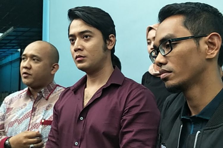 Kriss Hatta (tengah) didampingi tim kuasa hukumnya menjelaskam bukti video ijab kabul dengan Hilda Vitria, kekasih Billy Syahputra, di Studio TransTV, Mampang, Jakarta Selatan, Senin (26/3/2018).