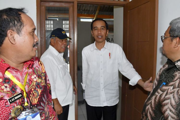 Presiden Jokowi saat meninjau rumah nelayan di Pangandaran. 