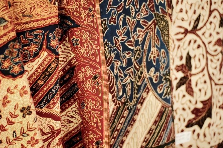 Batik 3 negara atau batik syafaiyah dari Batang, dengan motif khasnya dan tiga warna yang selalu melekat, diambil di Sentra Bati Safaiyah, Batang, Jawa Tengah, Rabu (2/5/2018).