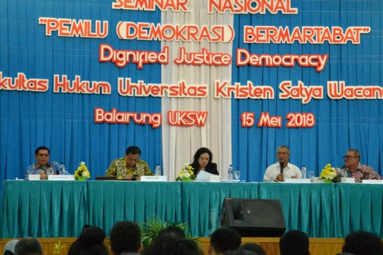 Ketua KPU Jateng Joko Purnomo (pegang mic) menjadi narasumber di acara Seminar Nasional Pemilu (Demokrasi) Bermartabat di Kampus UKSW Salatiga, Selasa (15/5/2018). 