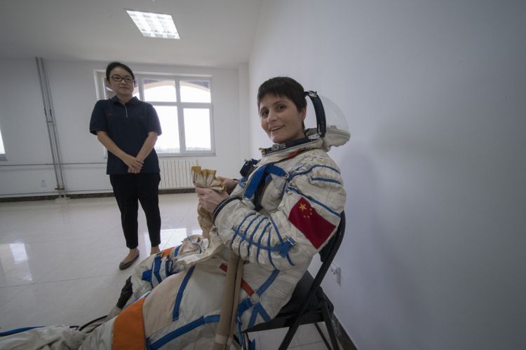 Astronot ESA Samantha Cristoforetti dalam baju astronot China saat berlaih di kota pesisir Yantai, 14 Agustus 2017.

