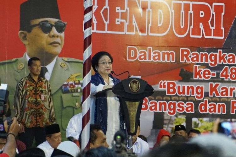 Ketua DPP PDI Perjuangan Megawati Soekarnoputri mengungkapkan rasa harunya saat memberikan sambutan pada acara haul Presiden pertama RI Soekarno, di Blitar, Jawa Timur, Rabu (20/6/2018).  Ia sempat menitikkan air mata saat melihat antusiasme warga Nahdlatul Ulama atau Nahdliyin di acara haul ke-48 Bung Karno itu. Beberapa kali ia terlihat menyeka pipinya yang basah.