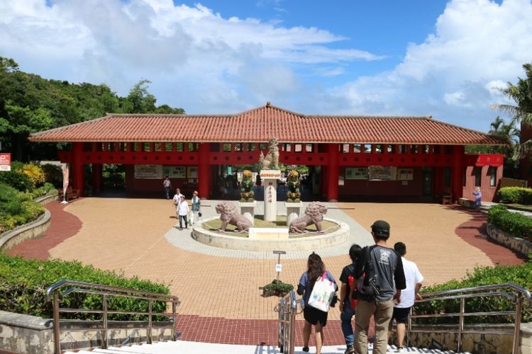 Okinawa World, merupakan salah satu kompleks Warisan Budaya Nasioal di Okinawa, Jepang. Tempat ini selalu ramai dikunjungi wisatawan domestik maupun mancanegara setiap harinya, Jumat (29/6/2018).