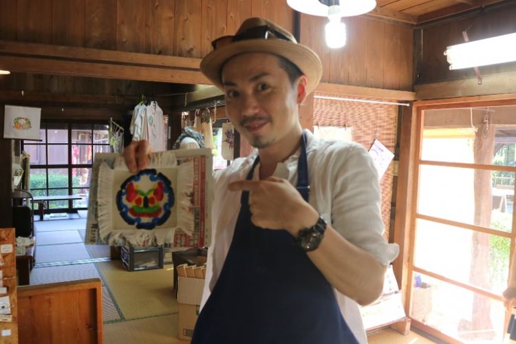 Wisatawan memamerkan hasil karya bin-gata di Okinawa World, Naha, Okinawa Jepang, Sabtu (29/6/2018).
Bin-gata ialah salah satu kerajinan khas dari Okinawa, seperti membatik di Indonesia, yang juga menggunakan lilin untuk motifnya.