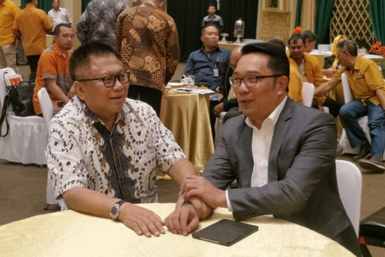 Calon Gubernur Jawa Barat Ridwan Kamil bertemu dengan Ketua Umum Partai Hanura Oesman Sapta Odang di kediaman pribadi Oesman Sapta, Kuningan, Jakarta Selatan, pada Rabu (4/7/2018) sore.