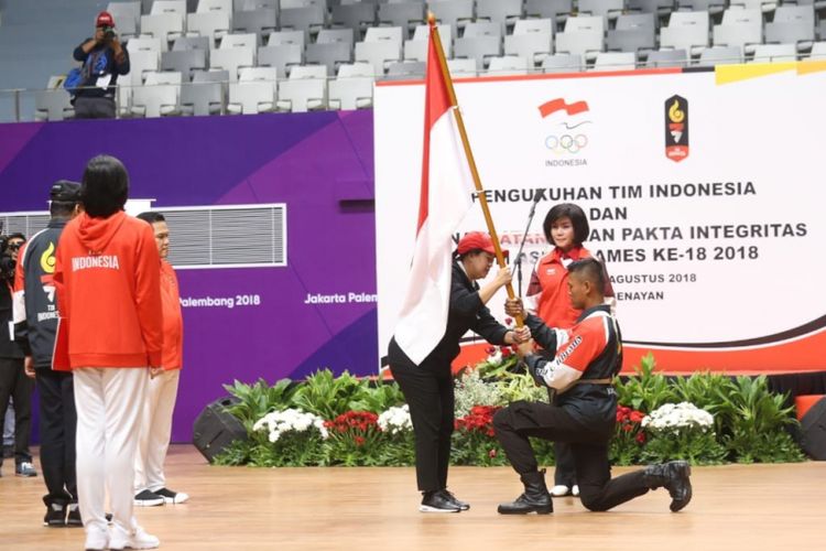 Menko PMK Puan Maharani meminta para atlet Asian Games 2018 berjuang sekuat tenaga dalam pesta olahraga terbesar di Asia