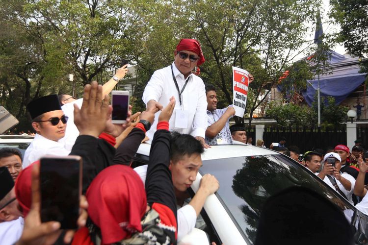 Calon presiden Prabowo Subianto menyapa para pendukungnya seusai mendaftarkan dirinya di Gedung KPU RI, Jakarta, Jumat (10/8/2018). Pasangan Prabowo-Sandi secara resmi mendaftar sebagai calon presiden dan wakil presiden tahun 2019-2024.