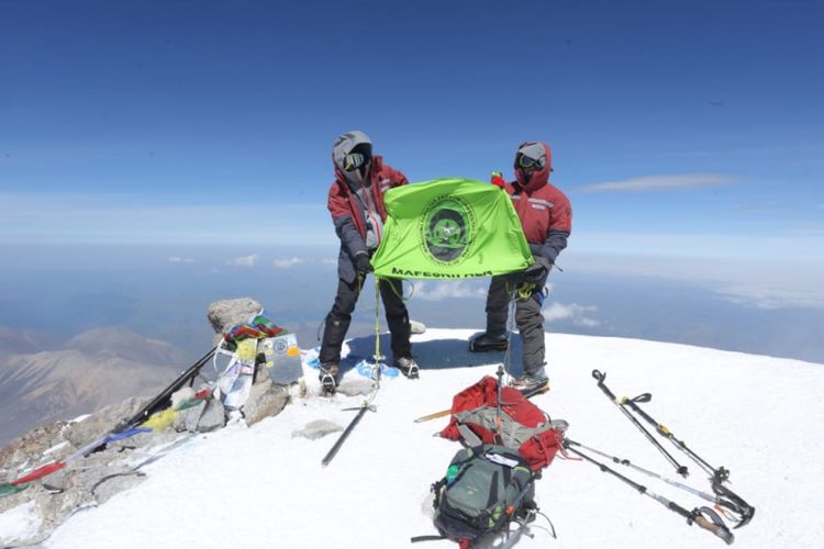 Muhammmad Razaq dan Muhammad Gilang, tim ekspedisi Mafesripala Sriwijaya berhasil mencapai puncak Elbrus,Rusia. Kedua pendaki ini sempat diterjang badai angin kencang ketika dalam pendakian.