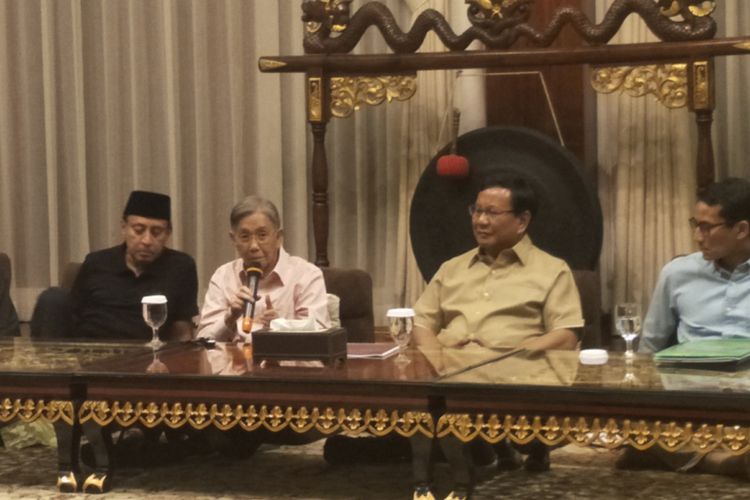 Mantan Menteri Ekonomi, Keuangan dan Industri sekaligus ahli ekonomi Kwik Kian Gie saat memberikan keterangan seusai bertemu Prabowo, Sandiaga dan sejumlah petinggi Partai Gerindra di kediaman pribadi Prabowo, Jalan Kertanegara, Jakarta Selatan, Senin (17/9/2018) malam. 