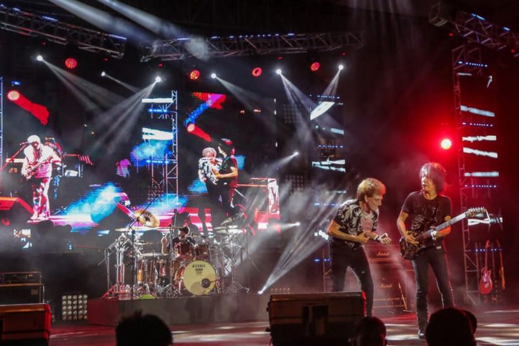 Grup band legendaris God Bless menjadi penampil yang sudah ditunggu-tunggu penonton Synchronize Fest 2018 hari kedua yang digelar di Gambir Expo Kemayoran, Jakarta Pusat, Sabtu (5/10/2018).