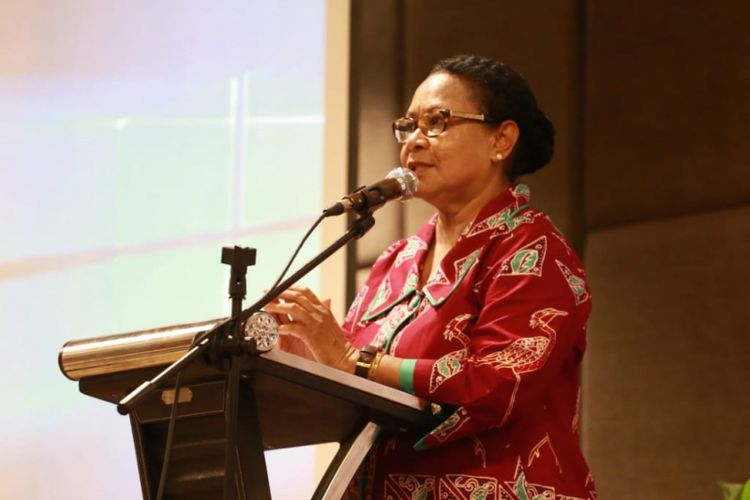 Menteri PPPA Yohana Yembise saat menghadiri sosialisasi pencegahan kekerasan dalam rumah tangga di Swissbel Hotel, Manokwari, Papua Barat, Rabu (17/10/2018).