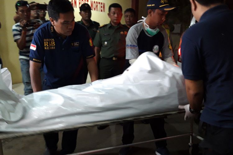 Dua kantong jenazah kembali tiba di RS Polri, Kramatjati, Jakarta Timur, Rabu (31/10/2018)