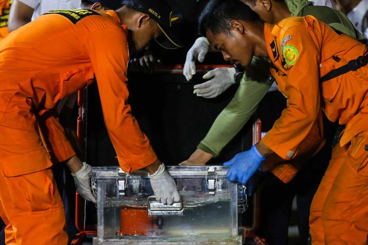 Menteri Perhubungan Budi Karya Sumadi dan Ketua KNKT Soerjanto Tjahjono saat memberikan keterangan pers penemuan Black box Lion Air JT 610 di Tanjung priuk JICT 2, Jakarta Utara, Kamis (1/11/2018). Black box ditemukan di lokasi berjarak 400 meter dari lokasi terakhir hilangnya Lion Air JT 610 dengan kedalaman 30 meter.