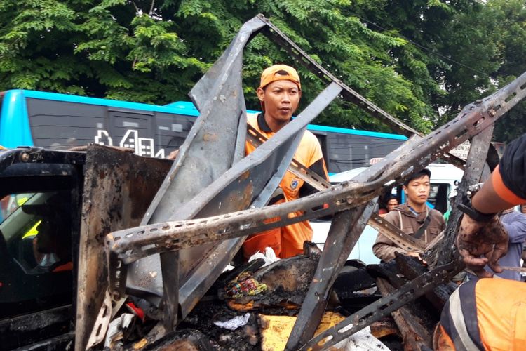 Sisa-sisa pengrusakan Polsek Ciracas, Jakarta Timur mulai dibersihkan, Rabu (12/12/2018)