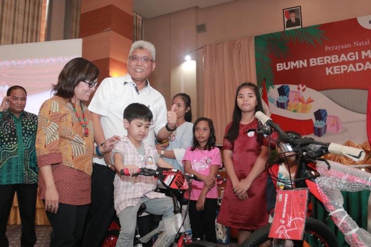 PT Jasamarga (Persero) Tbk dan PT Pupuk Indonesia (Persero) menyalurkan donasi kepada 500 anak yatim piatu di Balikpapan, Sabtu (15/12/2018).
