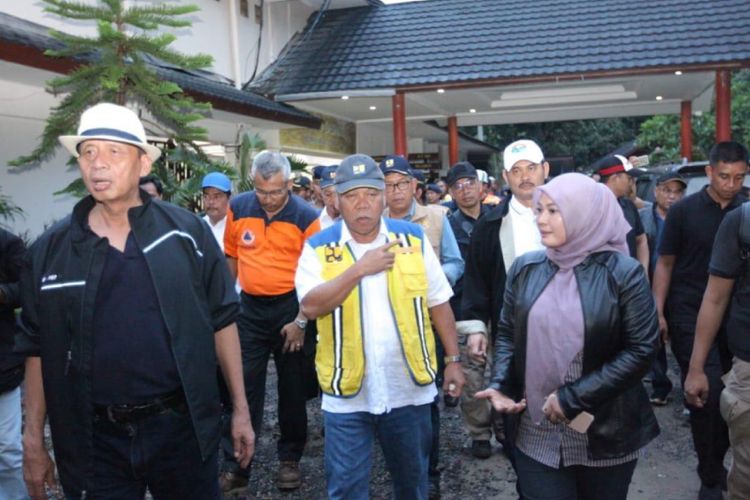 Menteri PUPR Basuki Hadimuljono saat mengecek kondisi pasca-tsunami yang melanda wilayah Pandeglang, Banten, Minggu (23/12/2018).