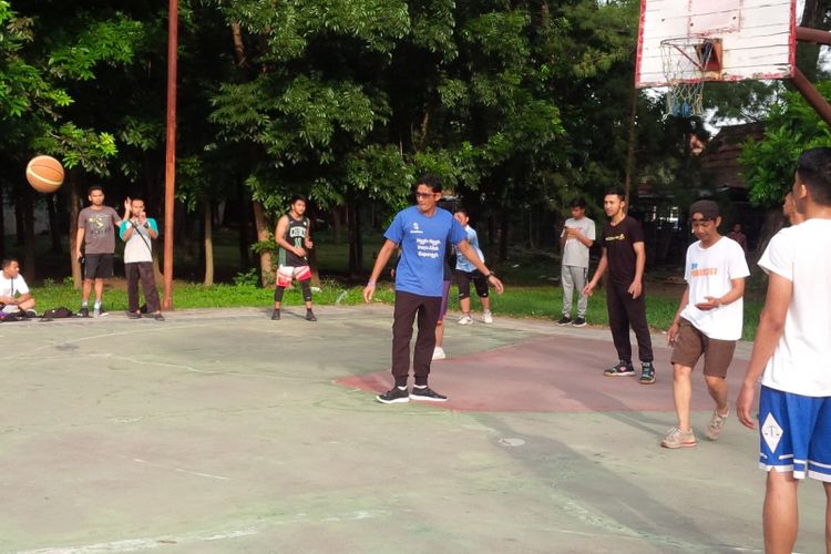 Calon wakil presiden nomor urut 02 Sandiaga Uno saat bermain basket bersama komunitas basket Seba di kompleks Stadion Manahan, Solo, Jawa Tengah, Sabtu (29/12/2018).