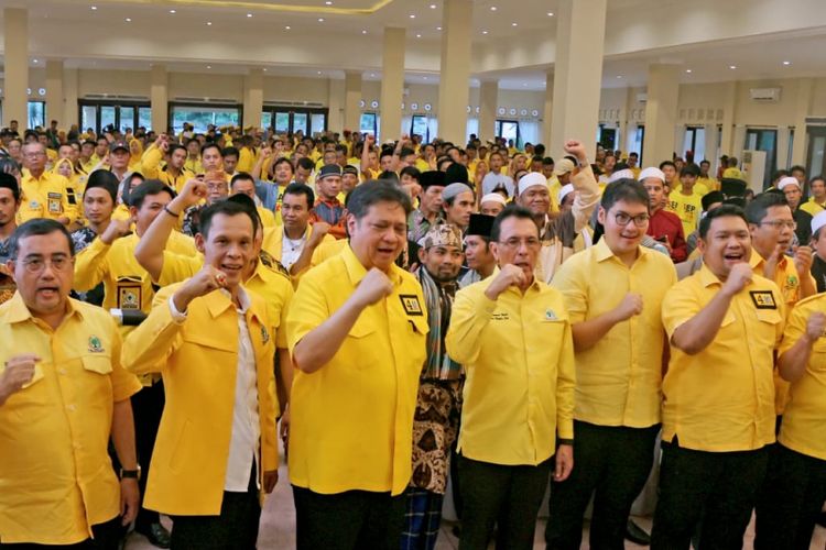 Ketua Umum Partai Golkar Airlangga Hartarto bersama ribuan kader Golkar di Kabupaten Bogor, Jumat (1/2/2019). 