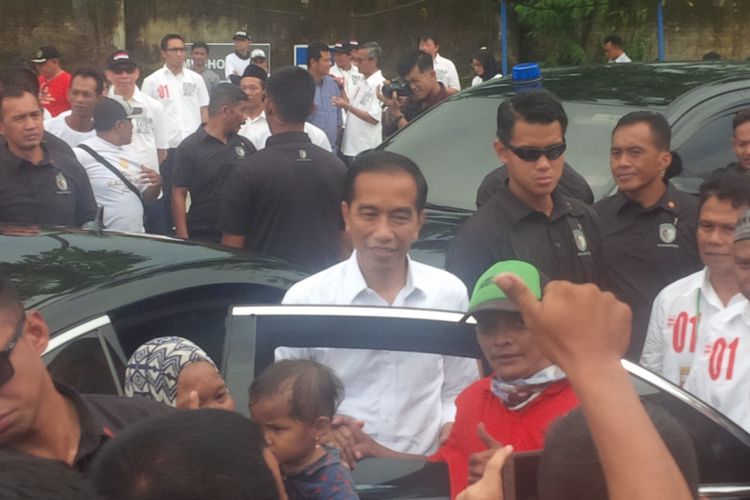 Presiden Jokowi menyapa para relawan sedulur kayu dan mebel di De Tjolomadoe, Karanganyar, Jawa Tengah, Minggu (3/2/2019).
