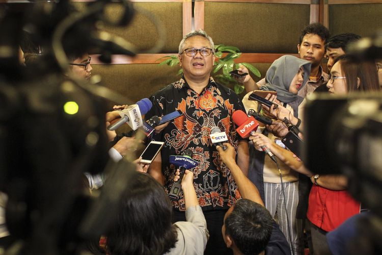 Ketua Komisi Pemilihan Umum (KPU) Arief Budiman menjawab pertanyaan wartawan sebelum memulai Focus Group Discussion (FGD) di Jakarta, Jumat (8/2/2019). Pertemuan tersebut membahas materi serta merumuskan pertanyaan pada debat kedua Pilpres 2019 yang akan digelar pada Minggu (17/2/2019). ANTARA FOTO/Dhemas Reviyanto/ama.