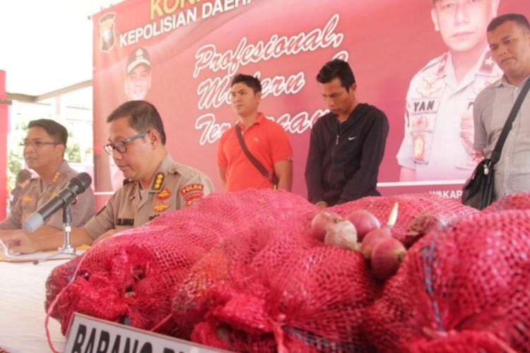 Kapal Patroli Ditpolairud Polda Kepri menggagalkan upaya penyelundupan sekitar 1.000 karung bawang merah India yang dibawa dari Batu Pahat, Malaysia, Selasa (119/2/2019).