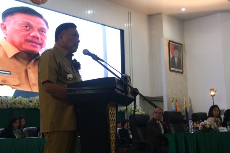 Gubernur Olly saat menghadiri acara pelantikan dan pengambilan sumpah Dokter Spesialis, Dokter Umum, Dokter Gigi, dan Ners di Auditorium Universitas Sam Ratulangi Manado, Selasa (19/2/2019).