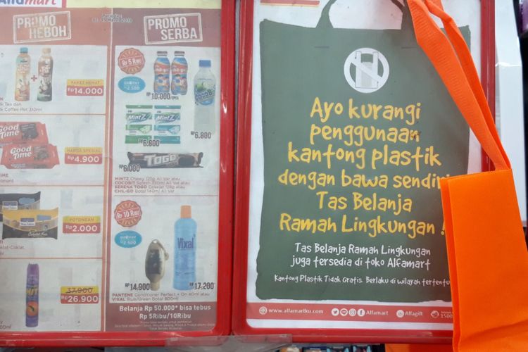Imbauan penggunaan kantong plastik yang dipajang di meja kasir Alfamart Susukan, Jalan Raya Bogor, Ciracas, Jakarta Timur, Jumat (1/3/2019)