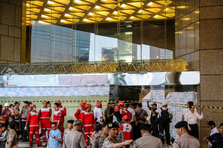 Suasana gedung Tower II pasca ambruknya jembatan penghubung di dalam gedung Bursa Efek Indonesia di Jakarta, Senin (15/1/2018). Sebanyak 72 orang menjadi korban akibat robohnya selasar tower II Gedung Bursa Efek Indonesia dan telah dievakuasi ke beberapa rumah sakit.