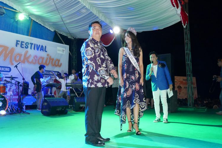 Bupati Kepulauan Sula Hendrata Thes (Kiri) dan Puteri Indonesia 2018 Sonia (kanan) menggunakan batik khas Sula, bernama Xoela dalam acara puncak Festival Maksaira 2018 di Kepulauan Sula, Maluku Utara, Minggu (15/4/2018). 
