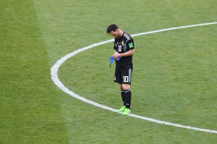 Reaksi Lionel Messi seusai laga pertandingan Argentina melawan Islandia, penyisihan Grup D Piala Dunia 2018 di Otkrytiye Arena, Sabtu (16/6/2018). Pertandingan berakhir imbang 1-1, setelah Messi gagal memanfaatkan peluang tendangan penalti pada babak kedua.