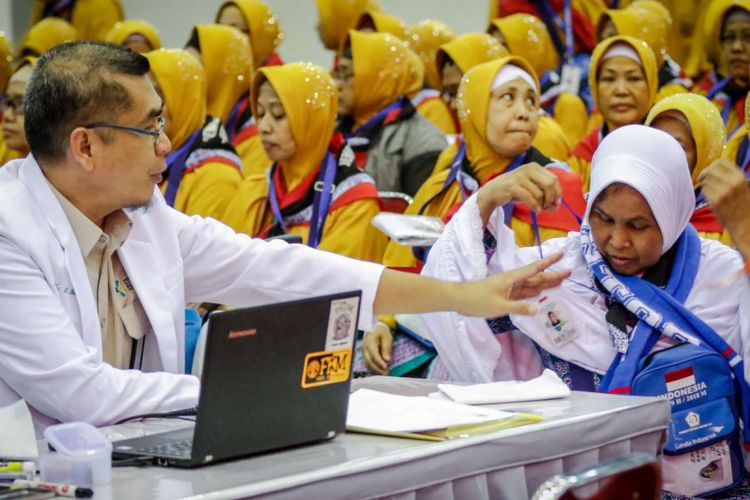 Calon jemaah haji Kelompok Terbang (Kloter) 6 melakukan pendataan di Asrama Haji Pondok Gede, Jakarta, Rabu (18/7/2018). Sebanyak 24.524 calon jemaah haji dan 315 petugas akan diberangkatkan dari Asrama Haji embarkasi Jakarta.